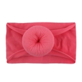 Détail d'un bandeau large en nylon rose doux avec un nœud sphérique pour bébés - Rose rouge