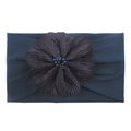 Détail du bandeau large en nylon bleu marine avec fleur en tissu texturé et perles - Bleu Marine