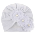 Dettaglio del turbante bianco per neonati con fiori in tessuto e decorazioni di perle - Taglia unica / Bianco