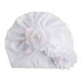 Turbante neonato bianco con tre fiori in tessuto fatti a mano e perle lucide - Taglia unica / Bianco