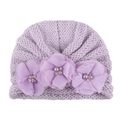Dettaglio della cuffia in maglia per neonati lavanda con fiori di chiffon, perle e strass - Taglia unica / Viola