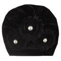 Detalle de turbante de terciopelo negro para bebé con tres flores de tela y perlas blancas - Negro