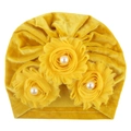Detalle de turbante de terciopelo amarillo para bebé con tres flores de tela y perlas - Amarillo