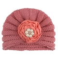 Texture de tricot détaillée du bonnet rose pour bébé avec grande rose en satin et perles - Rouge pastèque