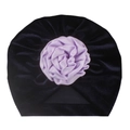Vue détaillée du bonnet turban en velours pour bébé avec une grande rose en satin violet - Bleu Marine