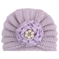Détail du bonnet turban lilas pour bébé avec fleur en satin et décoration en perles - Mauve Clair