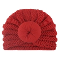 Primer plano detallado de un gorro de punto rojo para bebé con diseño de donut suave - Rojo