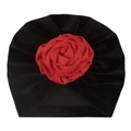 Détail d'un turban pour bébé avec une grande rose en satin rouge sur du velours noir - Noir