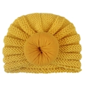 Gorro turbante de punto amarillo mostaza para bebé con nudo de donut sobre fondo blanco puro - Amarillo