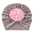 Bonnet turban bébé en velours gris avec une grande fleur rose en satin sur fond blanc - Gris