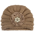 Vue détaillée d'un bonnet en tricot pour bébé kaki avec rose satin et perle - Café