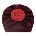 Détail du bonnet turban pour bébé en velours doré avec une grande fleur de rose en satin - Bordeaux