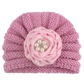 Détail d'un bonnet tricoté rose pour bébé avec rose en satin et perles de strass - Rose