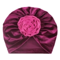 Détail du bonnet turban pour bébé en velours bordeaux avec une fleur rose en satin 3D - Fuchsia