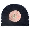 Détail d'un bonnet tricoté marine pour bébé avec rose en satin rose, perles et strass - Bleu Marine