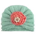 Détail du turban en tricot pour bébé avec fleur en satin et décoration en perles et strass - Vert menthe