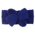 Nahaufnahme eines dunkelblauen Strickstirnbands mit großer Schleife für den Winter - Marineblau