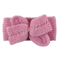 Rosa Strickstirnband für Babys mit großer Schleife aus weichem Material auf weißem Grund - Rosa