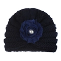 Détail du bonnet tricoté pour bébé avec rose en mousseline marine et perle centrale - Bleu Marine