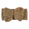 Détail macro du bandeau d'hiver tricoté camel avec texture en laine et un grand nœud - Café