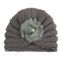 Vue détaillée du bonnet en tricot gris-violet pour bébé avec fleur verte et perle - Gris