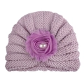 Detalle de gorro de punto lila para bebé con flor de gasa grande y centro de perla blanca - Morado