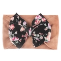 Détail du bandeau en nylon pour bébé avec un grand nœud floral au style bohème - Café Clair