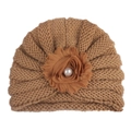 Détail du bonnet tricoté caramel pour bébé avec fleur en mousseline et perle centrale - Café