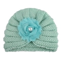Détail d'un bonnet turban en tricot pour bébé vert menthe avec fleur et perle centrale - Vert menthe