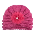 Détail du bonnet tricoté rose pour bébé avec grande fleur en mousseline et perle - Rose rouge