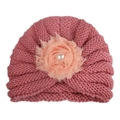 Détail de bonnet tricoté pour bébé avec fleur en mousseline rose et perle centrale - Rose Poudré