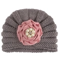 Bonnet en tricot gris pour bébé avec grande rose rose en tissu et centre en strass perle - Gris