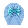 Detailansicht der hellblauen Baby-Turban-Mütze mit einer großen Pailletten-Schleife - Blau
