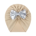 Detail einer Baby-Turbanmütze mit großer schimmernder silberner Paillettenschleife in Beige - Hellkaffee