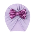 Detail der Baby-Turbanmütze aus Lavendelbaumwolle mit funkelnder lila Pailletten-Schleife - Lila