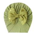 Detail der grünen gerippten Baby-Turban-Mütze mit großer goldener gepunkteter Schleife - Grün