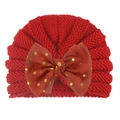 Détail du bonnet en tricot pour bébé avec grand nœud en tulle à pois dorés, rouge foncé - Rouge
