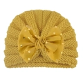 Détail du bonnet tricoté bébé avec grand nœud en tulle jaune et pois dorés brillants - Jaune