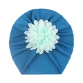 Détail d'un bonnet turban pour bébé en tissu bleu marine avec décoration florale menthe - Bleu Marine