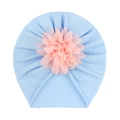 Détail du bonnet turban bleu ciel avec décoration de fleur en mousseline rose orangé - Zircon Bleu Clair