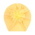Dettaglio del turbante giallo per neonati con un grande fiore in tessuto 3D a strati - Giallo