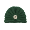 Détail du bonnet turban tricoté vert foncé orné d'une broche centrale en perles et strass - Vert Foncé