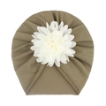 Détail du bonnet turban pour bébé vert olive avec une fleur en mousseline blanche superposée - Vert Foncé