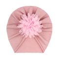 Détail du bonnet turban rose pour bébé avec une grande fleur en tissu 3D sur tricot doux - Rose Poudré