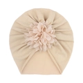 Détail du bonnet turban pour bébé beige orné d'une grande fleur en mousseline de soie douce - Café Clair