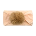 Dettaglio fascia per neonati in nylon con morbido tessuto elastico e pompon di pelliccia marrone - rosa carne