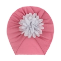 Détail du turban rose pour bébé avec une grande fleur en mousseline blanche multicouche - Mauve Foncé