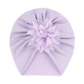 Dettaglio del turbante per neonato con un grande fiore in chiffon su maglia viola chiaro - Viola