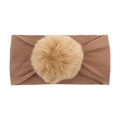 Dettaglio della fascia per neonati in nylon marrone morbido con grande pompon soffice - Caffè