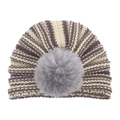 Dettaglio cappello in maglia a righe viola e bianche con pompon in ecopelliccia grigia - Beige